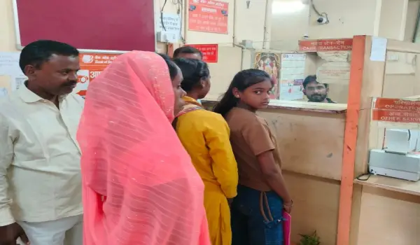 अम्बेडकरनगर में रविवार को बैंक खुले तो उमड़ी भीड़